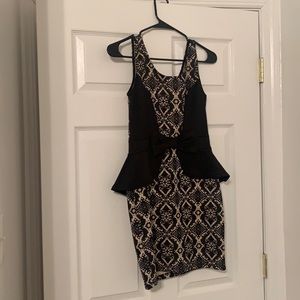 I’am selling this unique and with tags dress with a bold print!